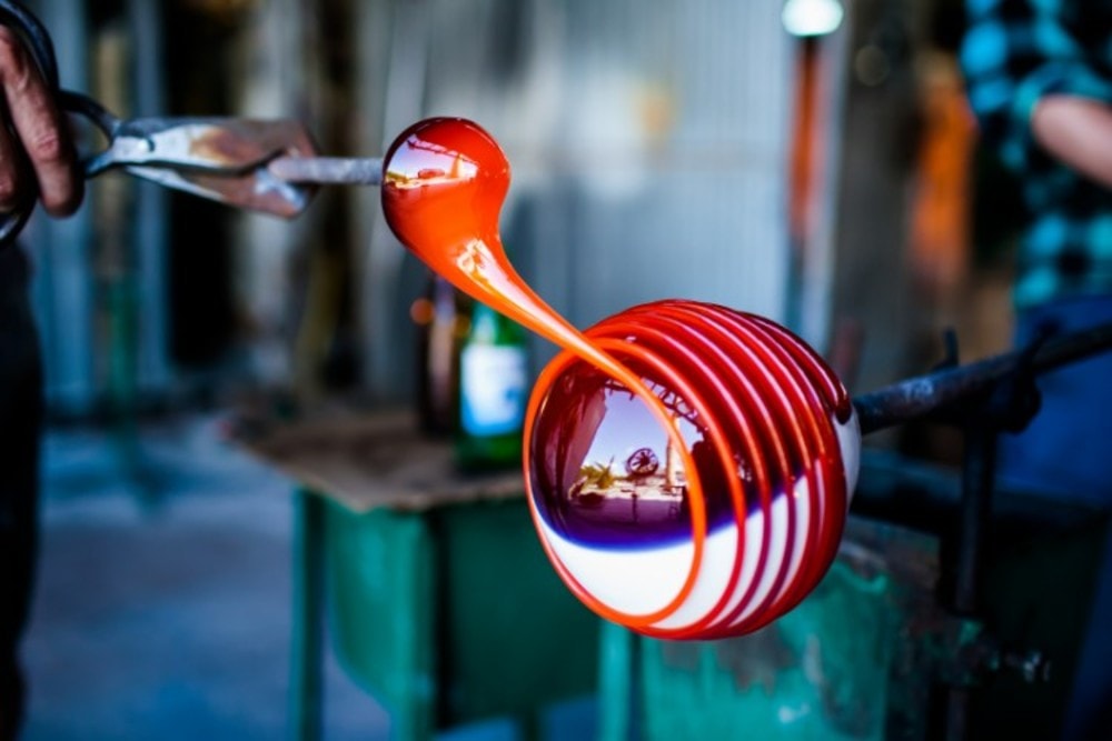 Glass blowing in the blowing technique